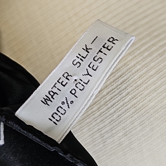 Beautiful‎ women's 34" square scarf. Water silk 💯 % polyester. Rn#76541 - Picture 5 of 5